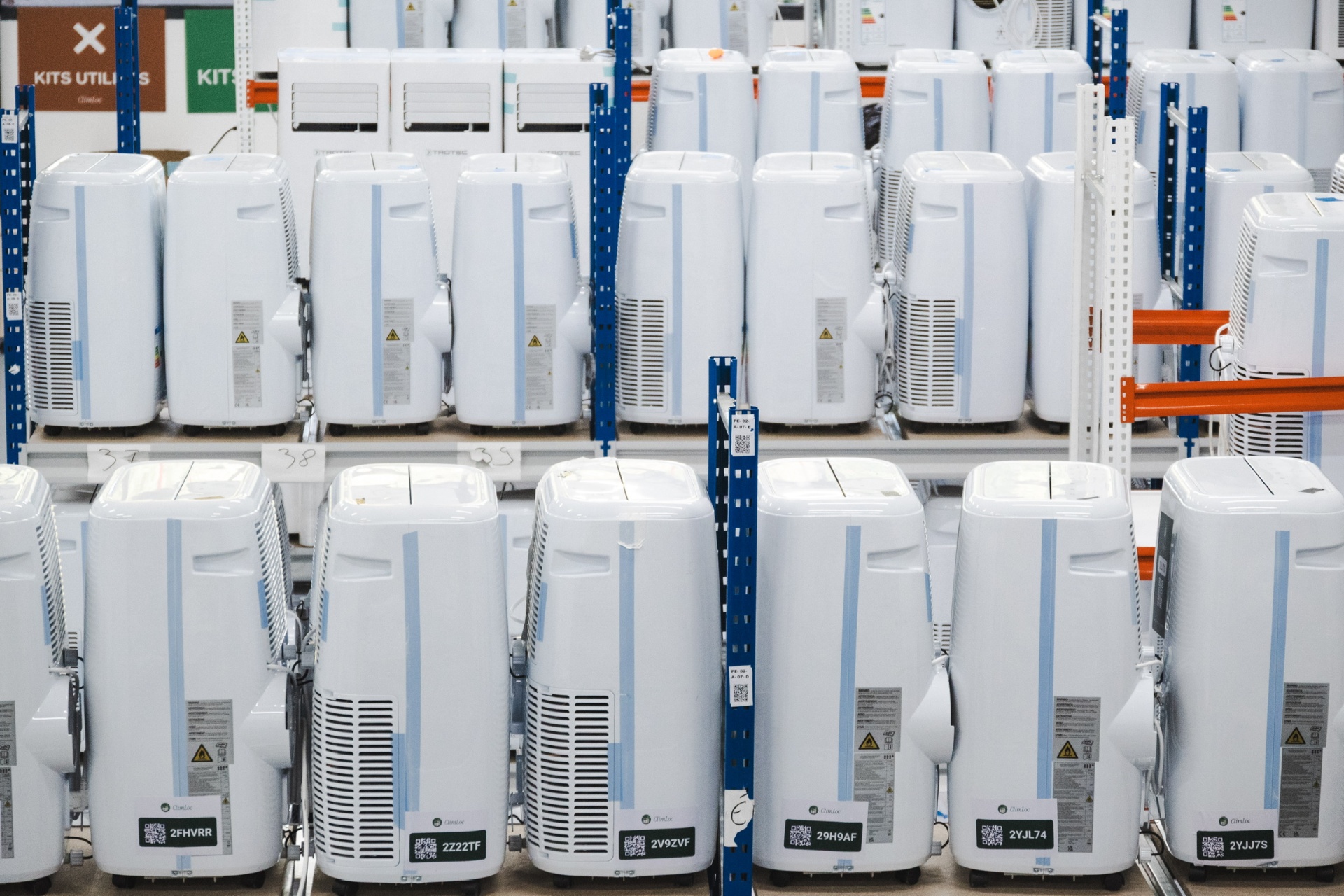 Stock de climatiseurs dans un entrepôt Climloc
